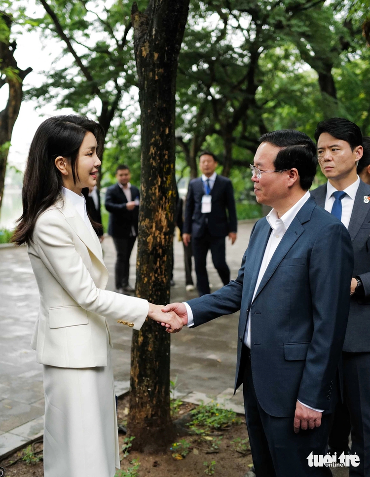 Vietnamese, S.Korean presidents stroll around Hanoi’s Hoan Kiem Lake