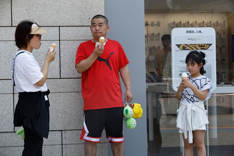 Beijing swelters in extreme heat for third straight day