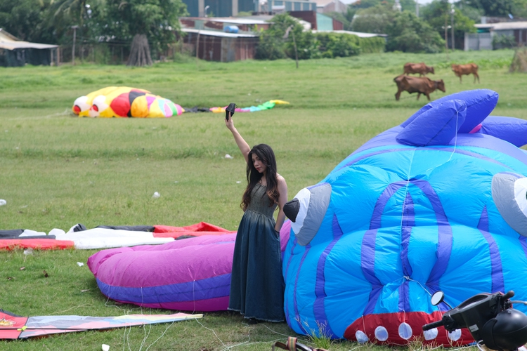 Vietnamese impresses kite fans with collection of 200 giant kites