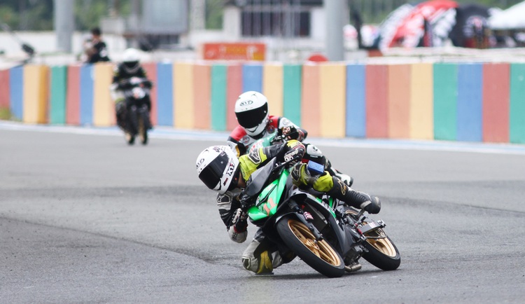 Experimental motorcycle race thrills spectators in southern Vietnam