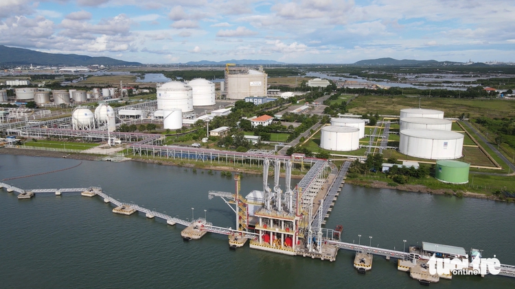 Vessel carrying 70,000 metric tons of liquefied natural gas arrives at southern Vietnam port