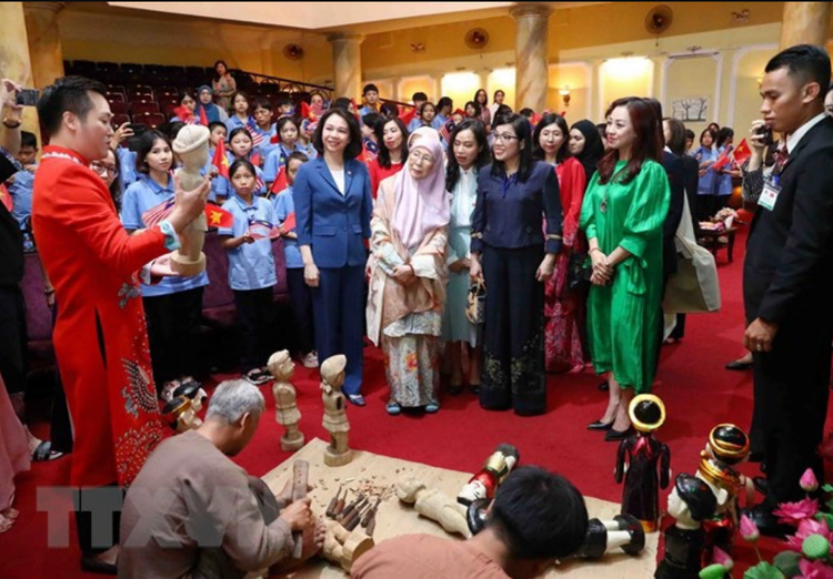 Spouses of Vietnamese, Malaysian premiers enjoy water puppet shows in Hanoi