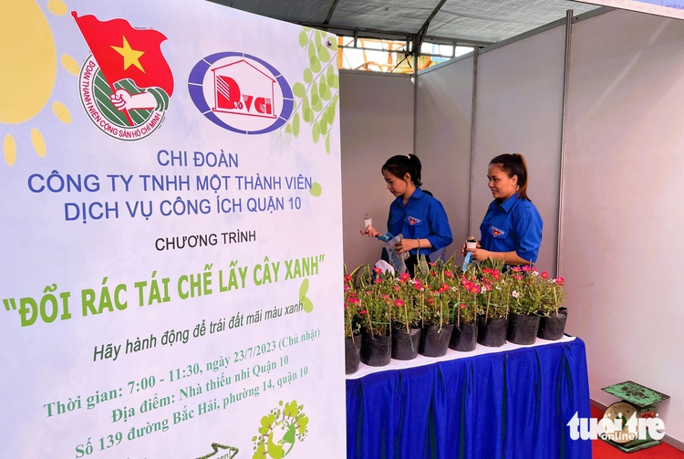 Ho Chi Minh City residents exchange recyclable trash for gifts