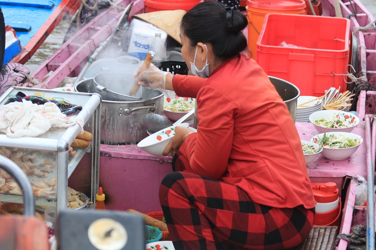 Floating market in Vietnam's Can Tho isn't dying, it's changing