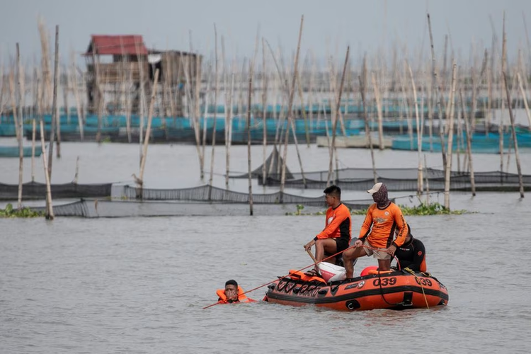 Typhoon Doksuri hits China, destroys power lines, closes factories