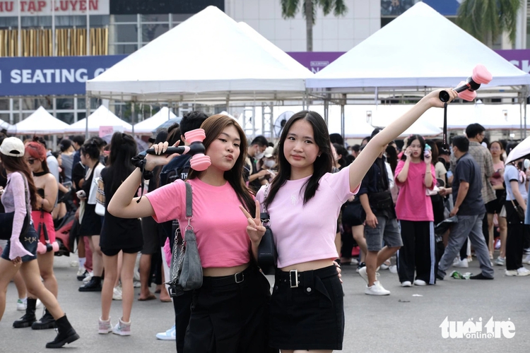 BlackPink successfully wraps up first concert night in Hanoi, drawing over 30,000 fans