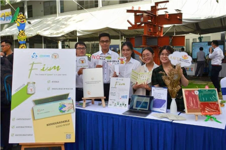 Vietnamese students make food wrap from shrimp, crab shells, guava leaves