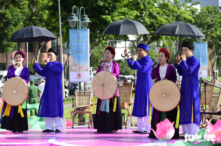 Catchy art performances, folk games enchant revelers along Saigon River