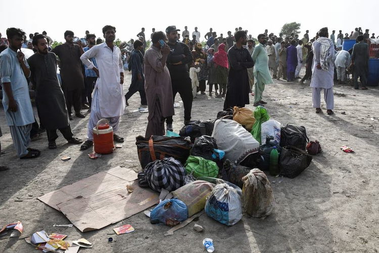 Pakistan passenger train derails, killing at least 30 people, Geo reports