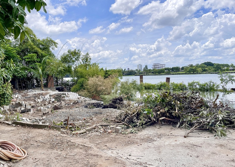 Erosion hits Saigon riverbank