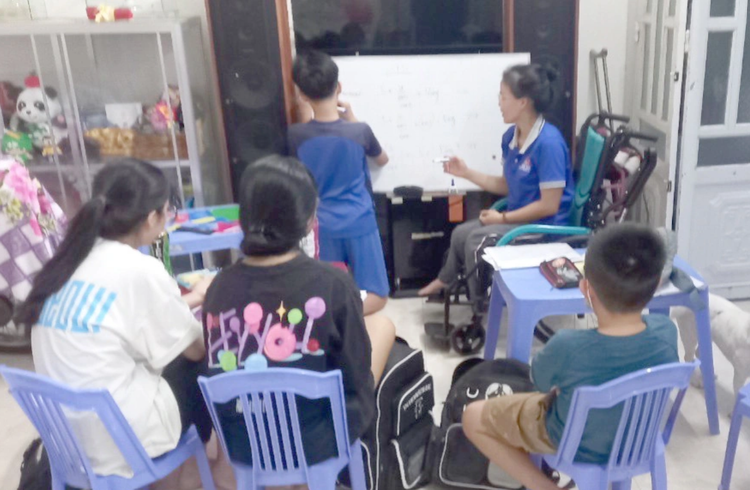 Disabled Vietnamese swimmer opens free English class