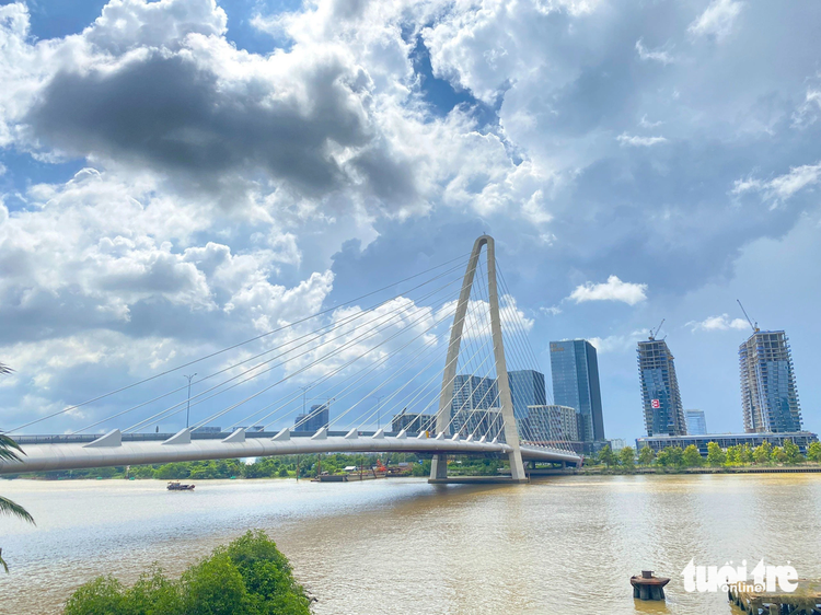 Ho Chi Minh City bridge smeared with paint, graffiti again
