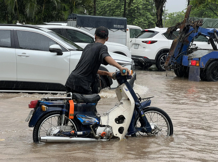 Heavy rain leaves many streets in Hanoi inundated