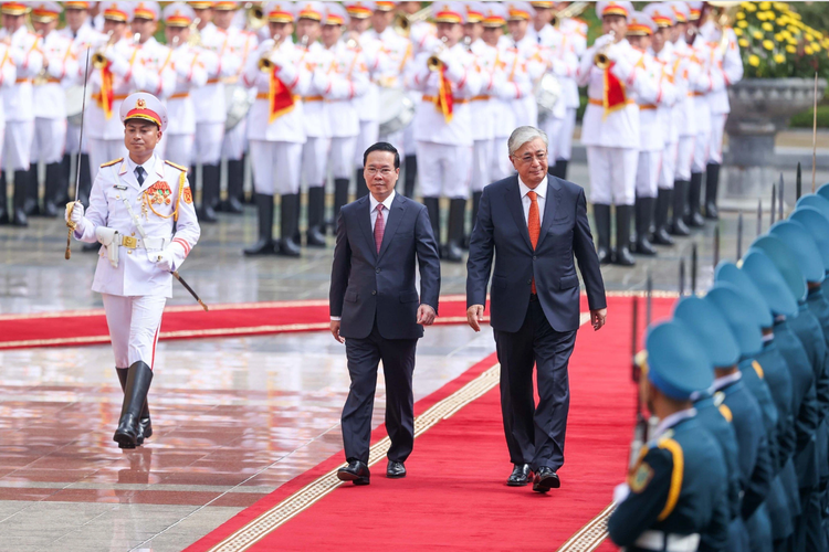 Vietnamese state president chairs welcome ceremony for Kazakh counterpart
