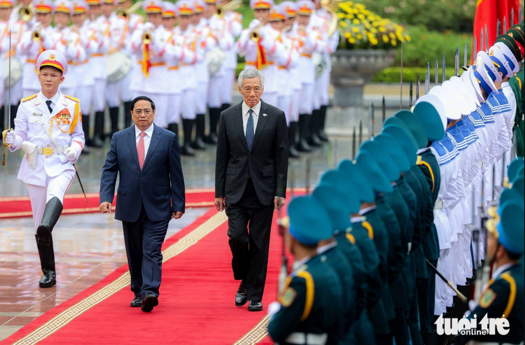 Vietnamese premier hosts welcome ceremony for Singaporean counterpart