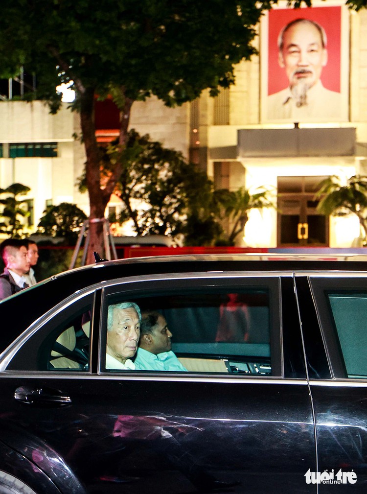 Singaporean PM Lee Hsien Loong walks around Hoan Kiem Lake, tries Vietnamese food in Hanoi