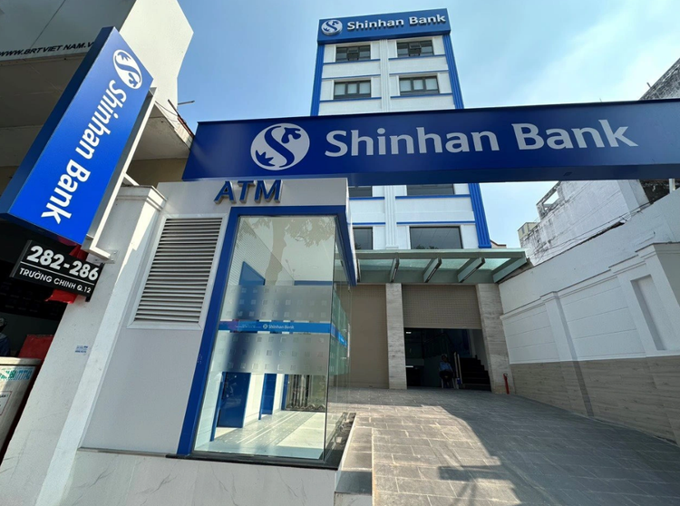 Foreign-invested banks make handsome profits in Vietnam in H1