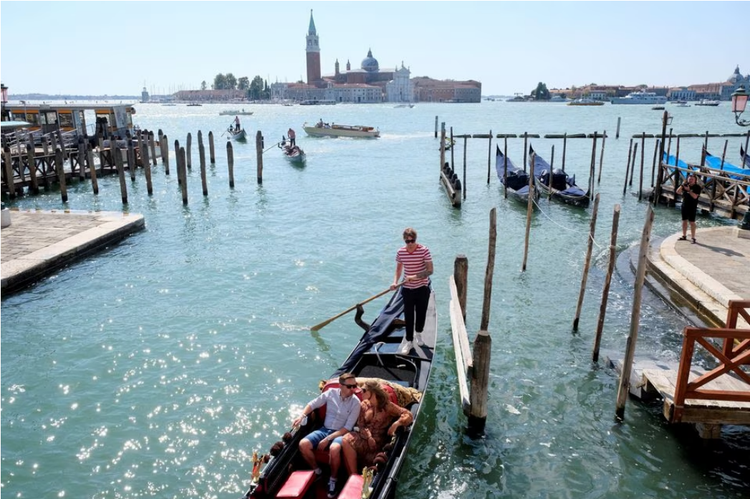 Venice to start charging visitors entry fee next year