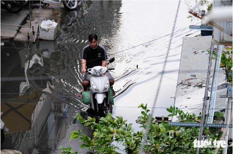 Broken sewers trouble Ho Chi Minh City residents