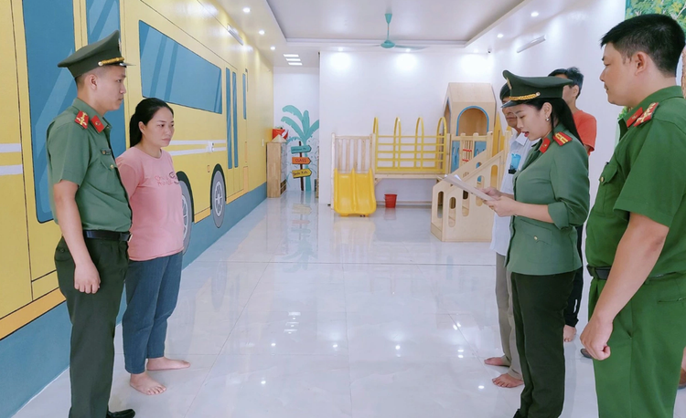 Woman arrested for forging documents of illegal stay for dozens of foreigners in Vietnam
