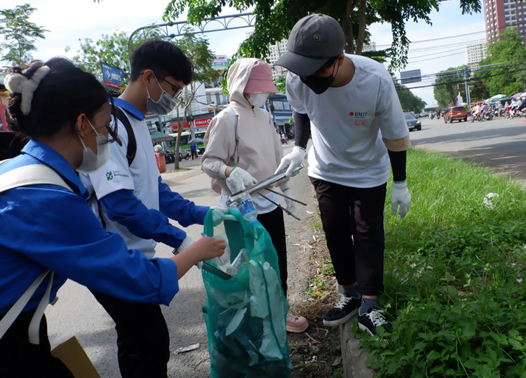 Over 250 join plogging event in Ho Chi Minh City