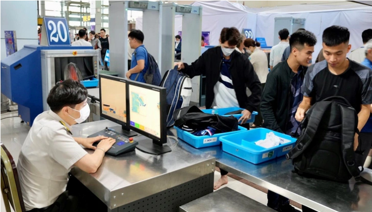 2 men found taking others' wallet, watch at Hanoi airport
