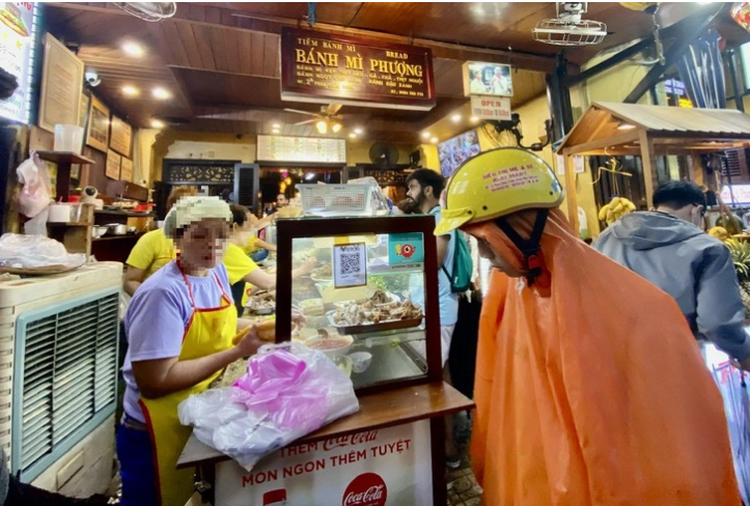 Owner of Hoi An bakery apologizes for mass food poisoning incident