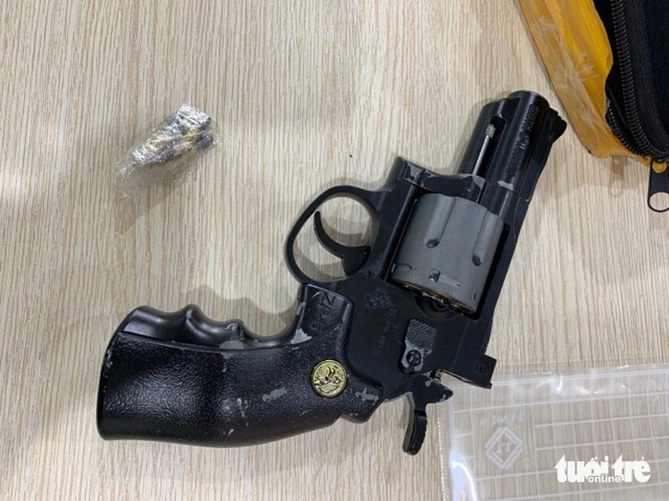 Gun, bullets found again at Da Nang int’l airport security checkpoint