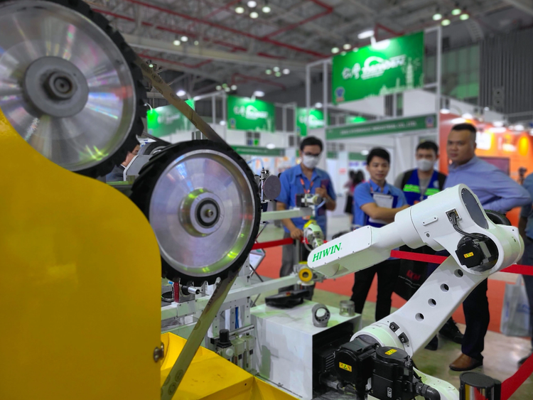 Foreign firms display state-of-the-art metalworking machines at Ho Chi Minh City exhibition