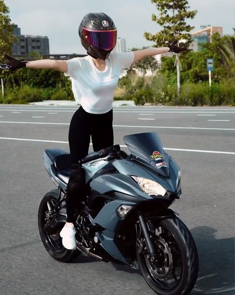 Ho Chi Minh City verifies video of photo model riding motorcycle with 2 hands off handlebars