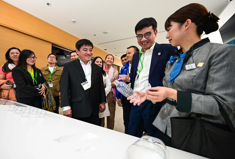 Tuoi Tre delegation visits Japanese factory known for producing lightweight bottles