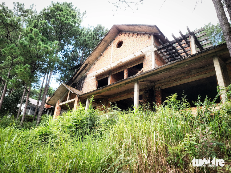Ghostly images of abandoned villas in Da Lat’s must-visist lake area