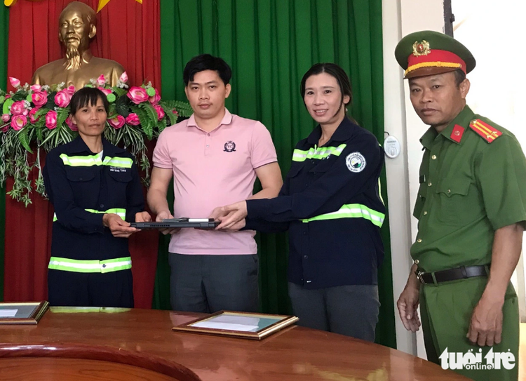 2 sanitation workers find $4,700 in cash, give it back in Vietnam’s Central Highlands