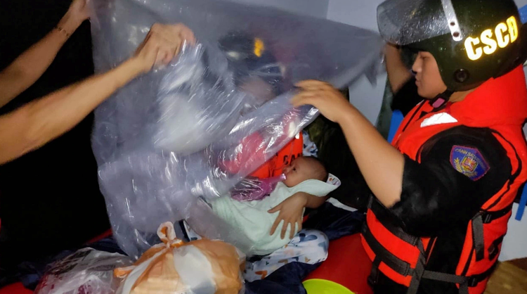 Police struggle with floods to rescue residents in Da Nang City