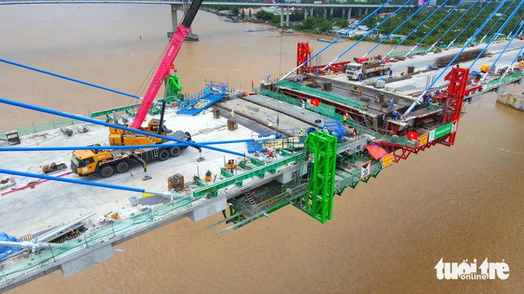 Last sections of My Thuan 2 Bridge in southern Vietnam connected
