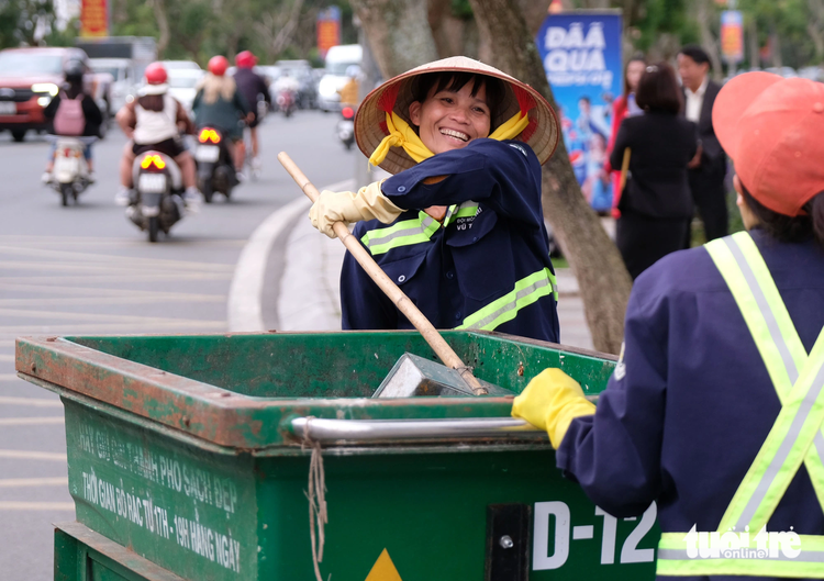 Sanitation worker publicly hailed for returning $4,700 lost cash in Da Lat