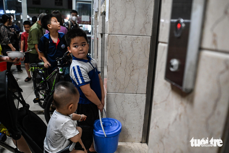Hanoi urban area residents suffer days of water supply shortage