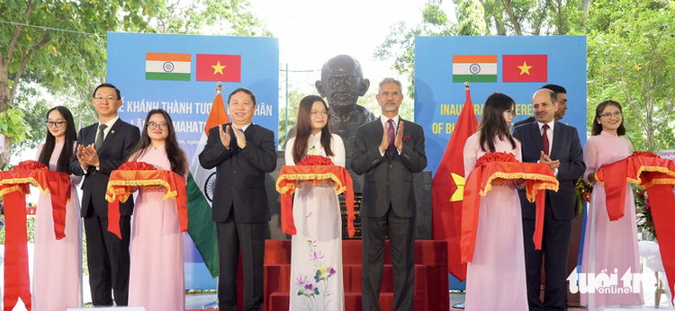 Bust of Indian leader Mahatma Gandhi inaugurated in Ho Chi Minh City