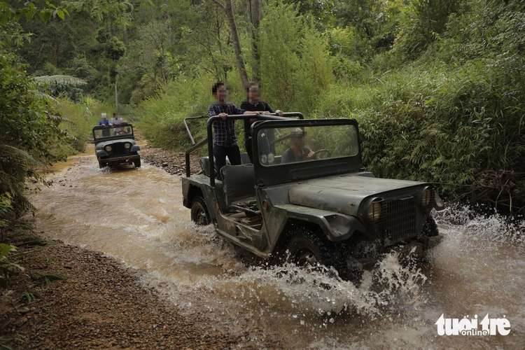4 S.Korean tourists die as jeep flips over due to flash flood in Vietnam