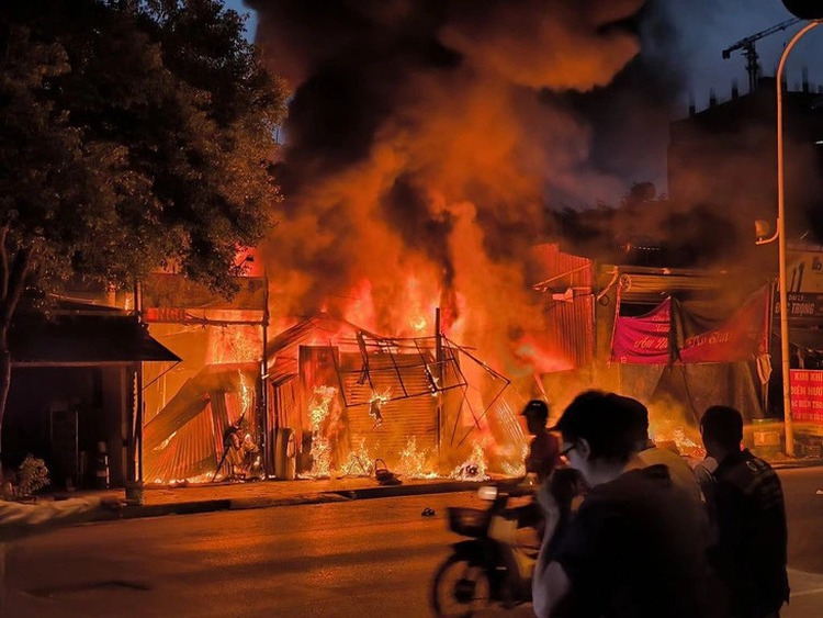 Makeshift house fire kills 3 family members, injures 1 in Hanoi