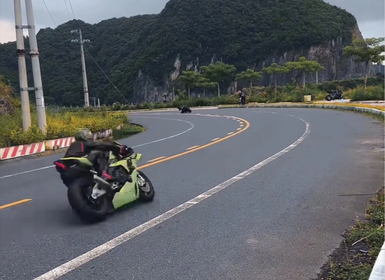 Motorcyclists nabbed for going nearly 300km/h in northern Vietnam