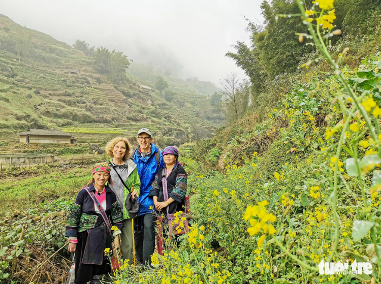 Vietnamese ethnic minority women communicate in English fluently