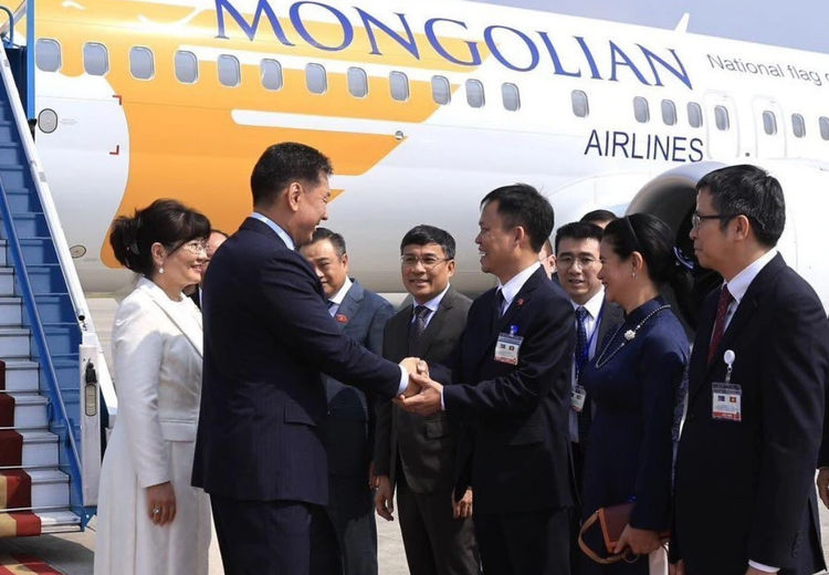 Mongolian president starts state visit to Vietnam