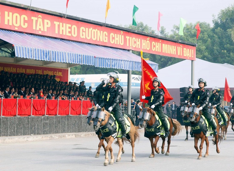 Top Vietnamese, Mongolian officials watch tactical performances by mounted police