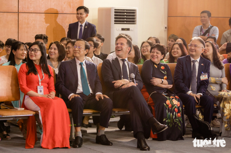 Dutch premier thrilled to meet Vietnamese students