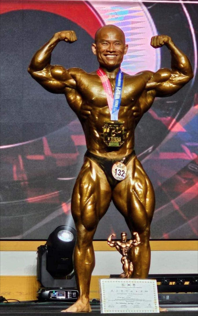 Vietnamese bodybuilder clinches world gold medal at age 47