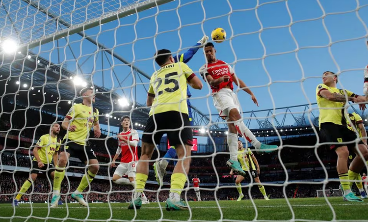 Arsenal win to move level with Man City, Spurs slip up at Wolves