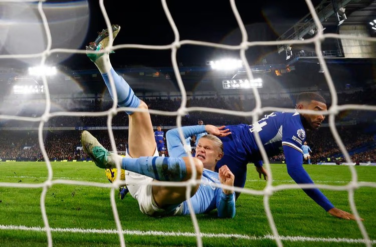 Man City move clear at the top after pulsating 4-4 draw at Chelsea