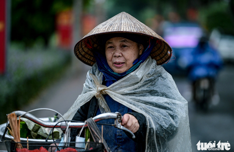 Hanoians caught in cold snap