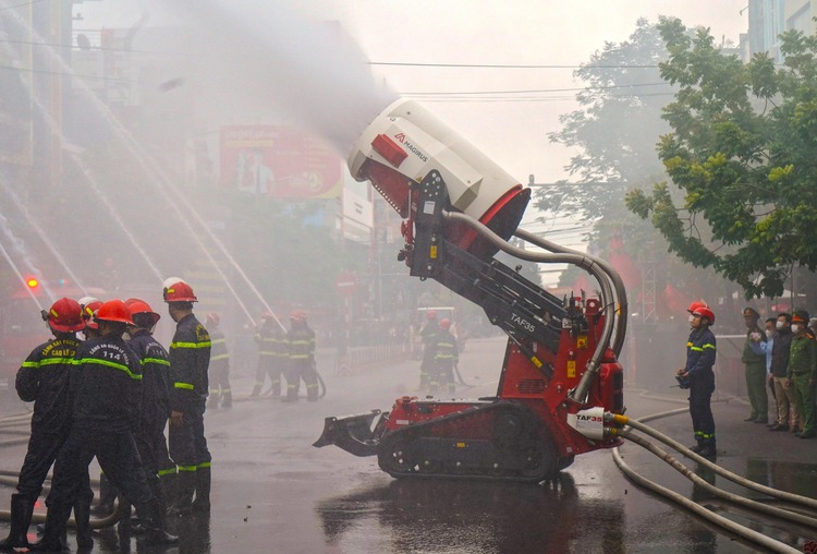 Firefighting robot takes part in fire drill in Vietnam’s Hai Phong